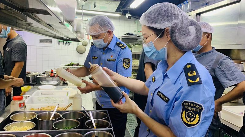 在选购休闲零食时，还要关注其生产标准。以下是一些重要的生产标准：
